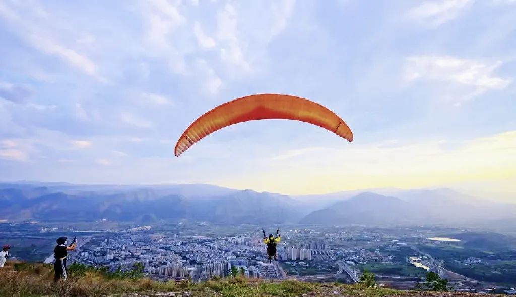 滑翔伞准备起飞&nbsp;玉溪市委宣传部&nbsp;供图
