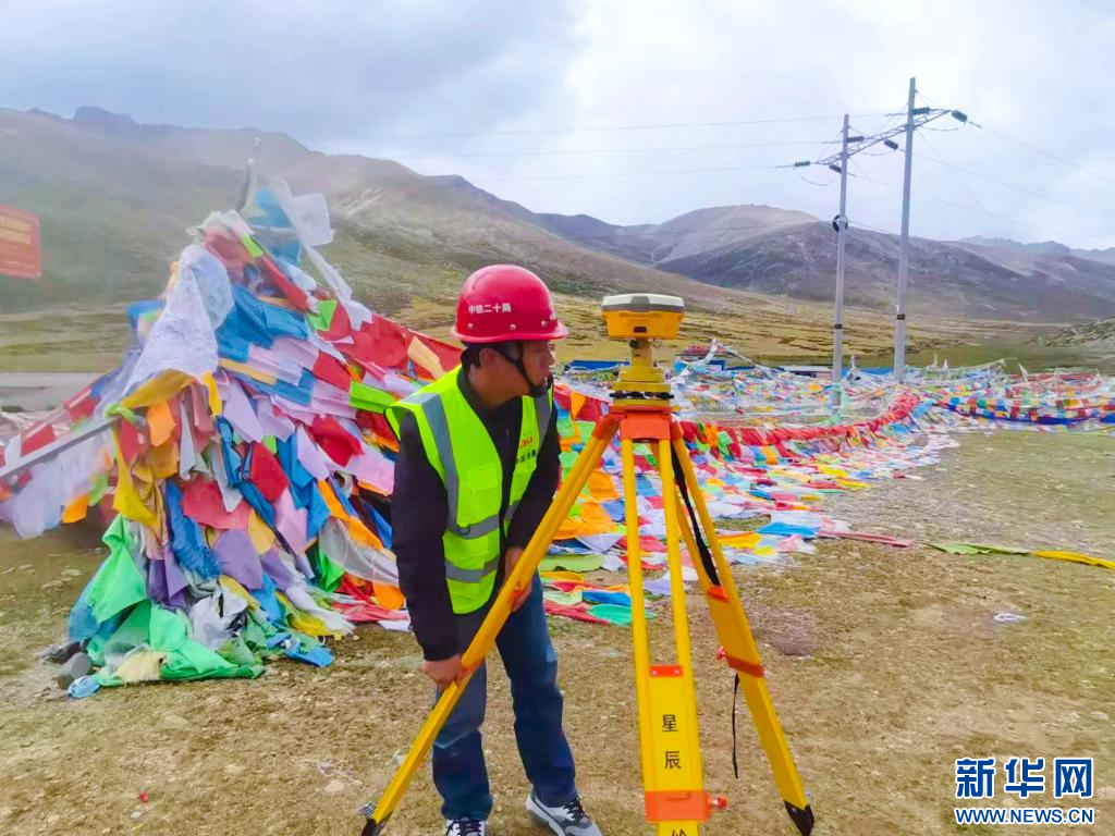 中铁二十局测量工程师在然乌隧道施工现场进行导线复测作业(受访者供