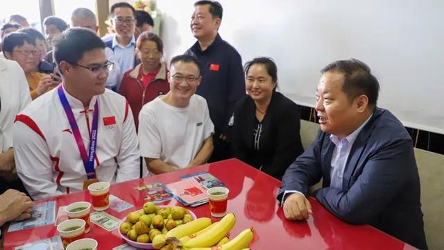 "00后"冠军返乡,市委书记专程到家中慰问,并奖励10万|王琦_新浪财经