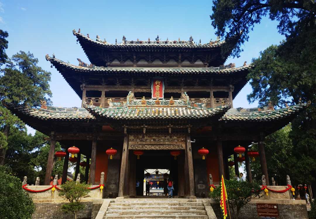 游客在运城解州关帝庙游览.本报记者 李红光摄