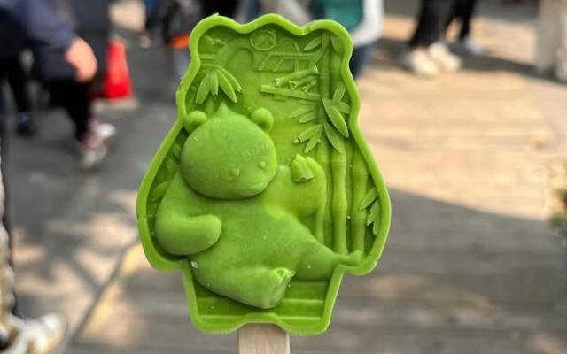 别忘了品尝一下基地的熊猫文创雪糕,有抹茶,巧克力两种口味可选择