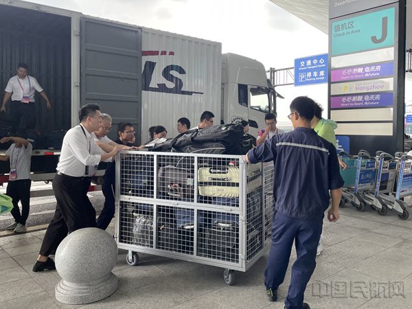 托运行李提前抵达杭州机场t4航站楼高架车道边,工作人员进行现场转运