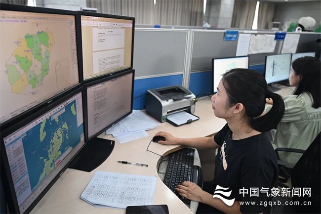 假日期间,海南省气象台预报员正在制作天气预报.图/文68袁迎蕾