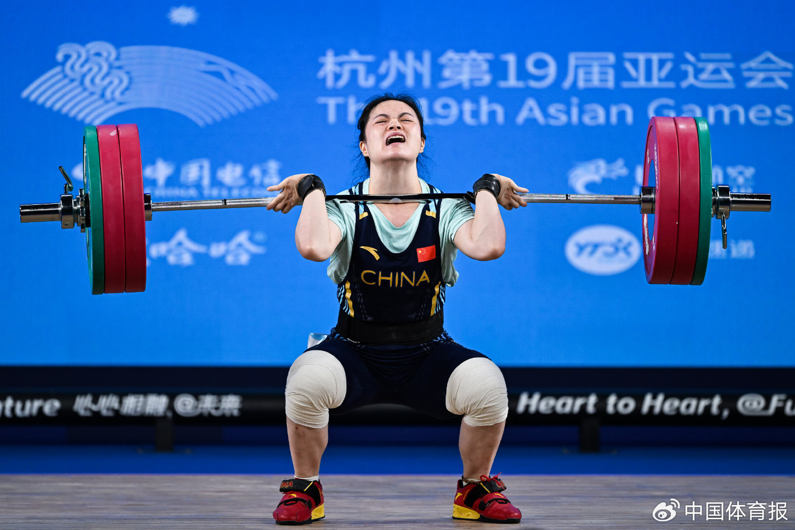 很多人对女子举重运动员的刻板印象也许是"胖胖壮壮颜值不高",但10月2