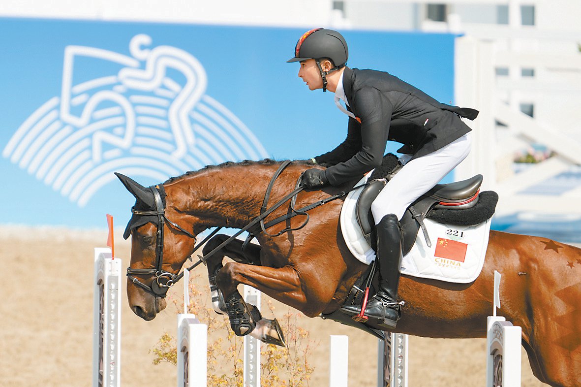 中国选手华天在亚运马术比赛中.新华社记者 魏培全摄