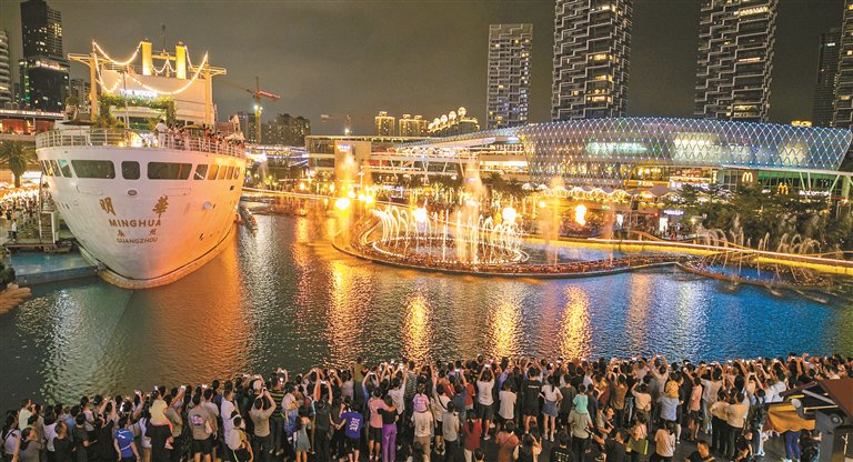 假期里,南山区蛇口海上世界人潮涌动,市民和游客们享受着闲暇的时光.