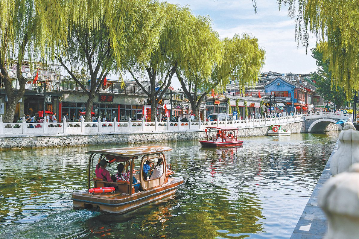 在"漫步北京"最美胡同街巷探访路线中的"什刹海探访线路",游客乘船