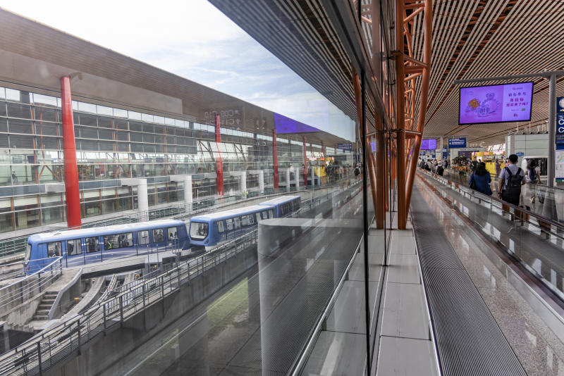 穿行在首都机场的捷运小火车.新京报记者 陶冉 摄