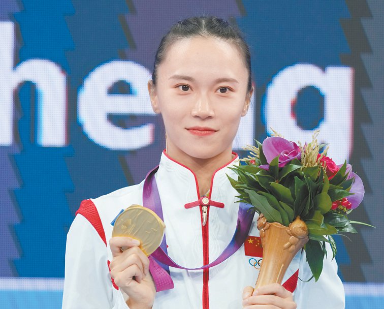 朱雪莹凭借稳定发挥获得女子蹦床金牌. 本报记者 刘平摄