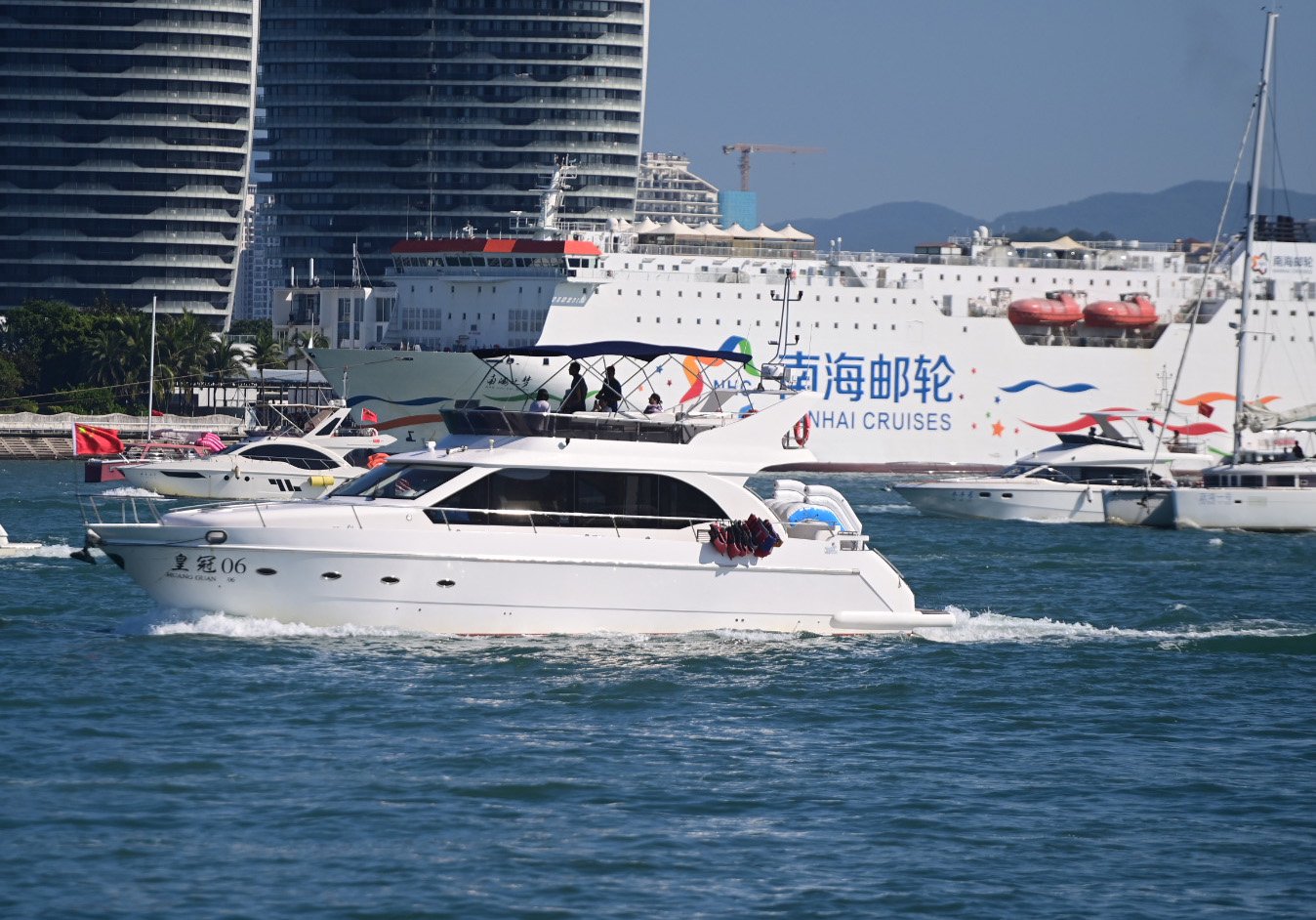10月1日,海南三亚,人们乘坐游艇出海游玩.记者 沙晓峰 摄