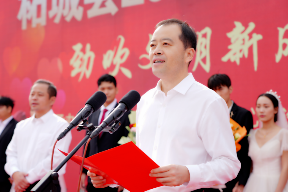 柘城县委书记王景宇为新人证婚(来源:柘城县融媒体中心)