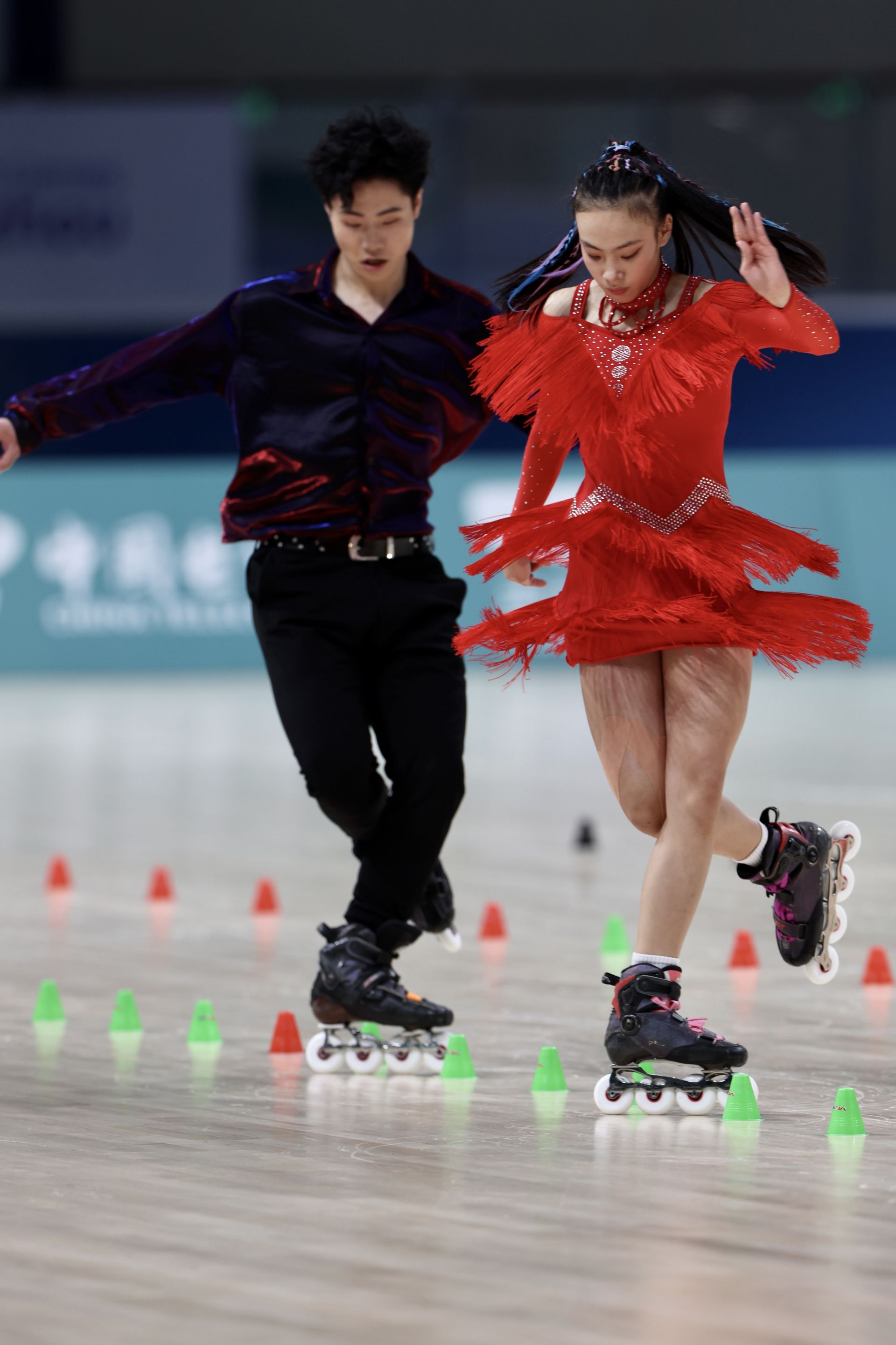张颢/朱思怡组合夺得混合自由式轮滑男女双人花式绕桩金牌