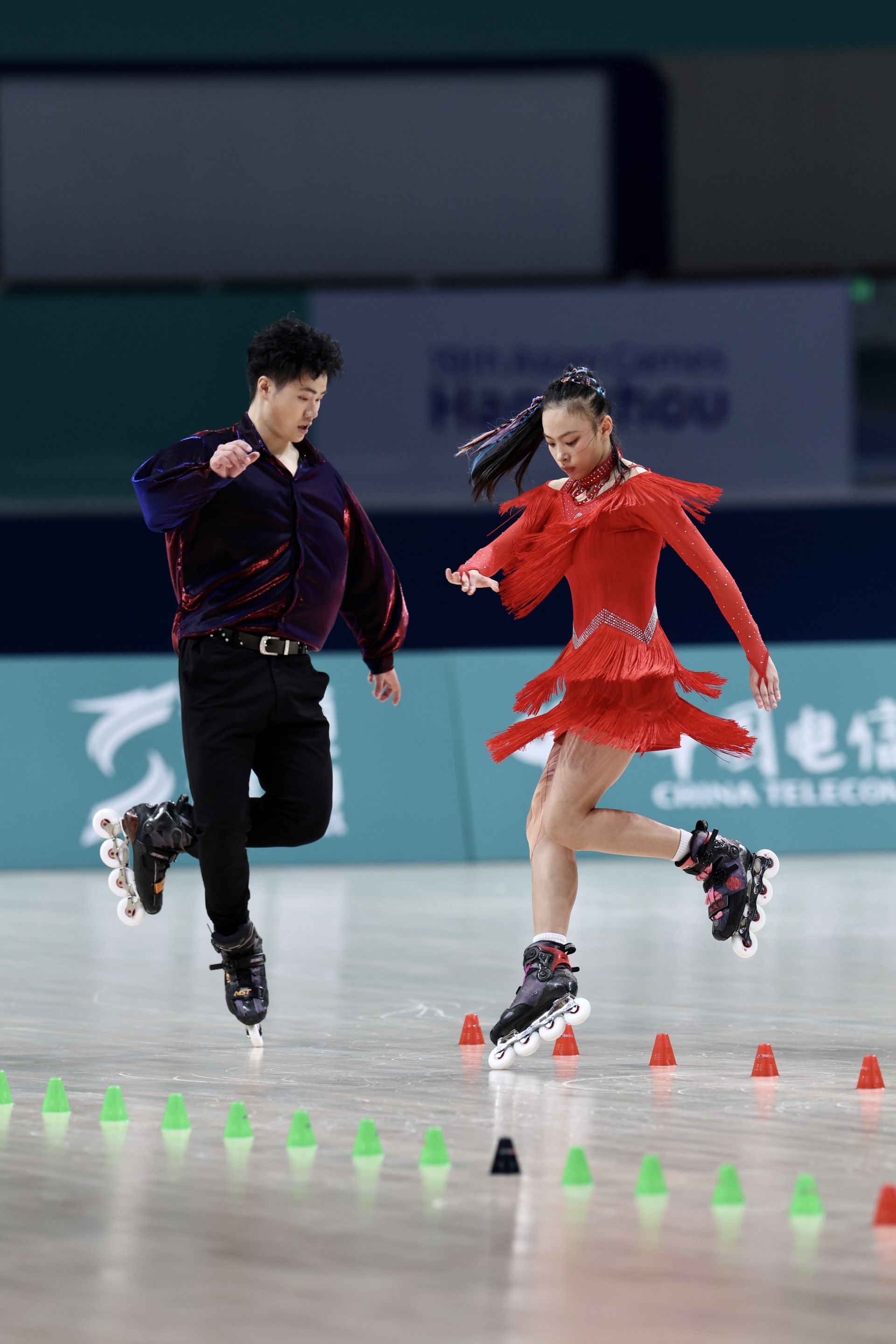 张颢/朱思怡组合夺得混合自由式轮滑男女双人花式绕桩金牌