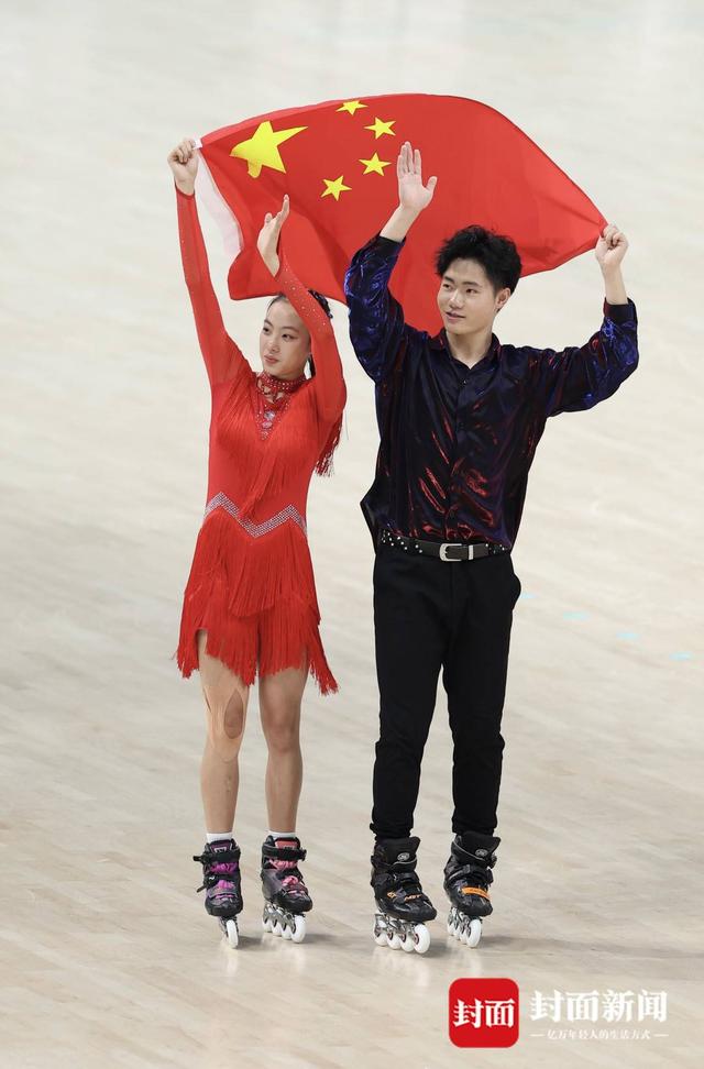 张颢/朱思怡庆祝夺冠.陈羽啸摄