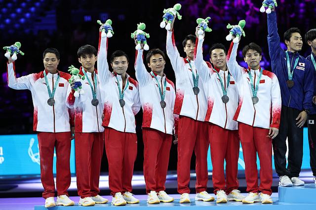 体操世锦赛｜中国男队顶住压力获团体亚军