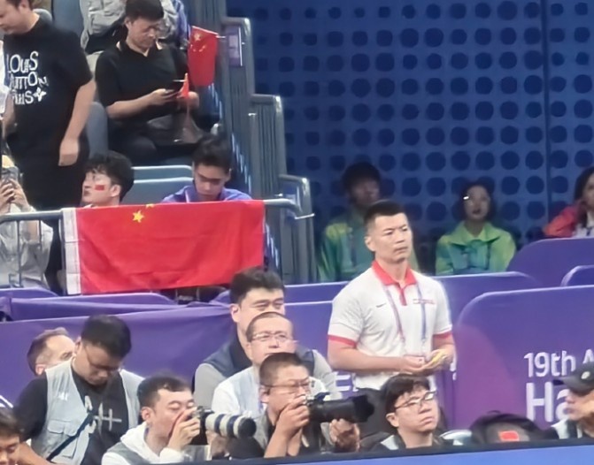 复仇之战！姚明观战亚运半决赛中国男篮对阵菲律宾