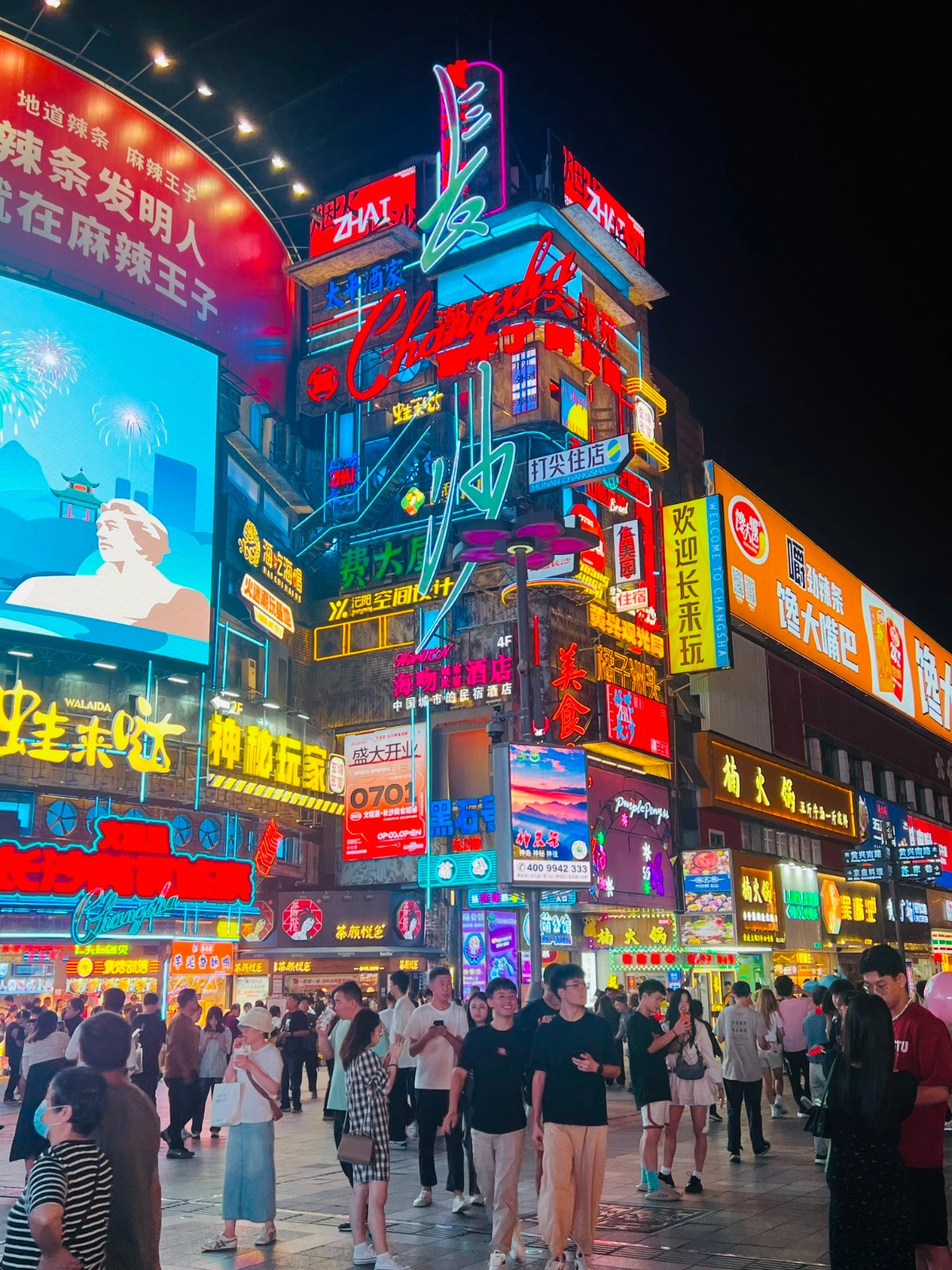 长沙黄兴步行街游客众多,不少餐饮店门口排满等位的消费者.