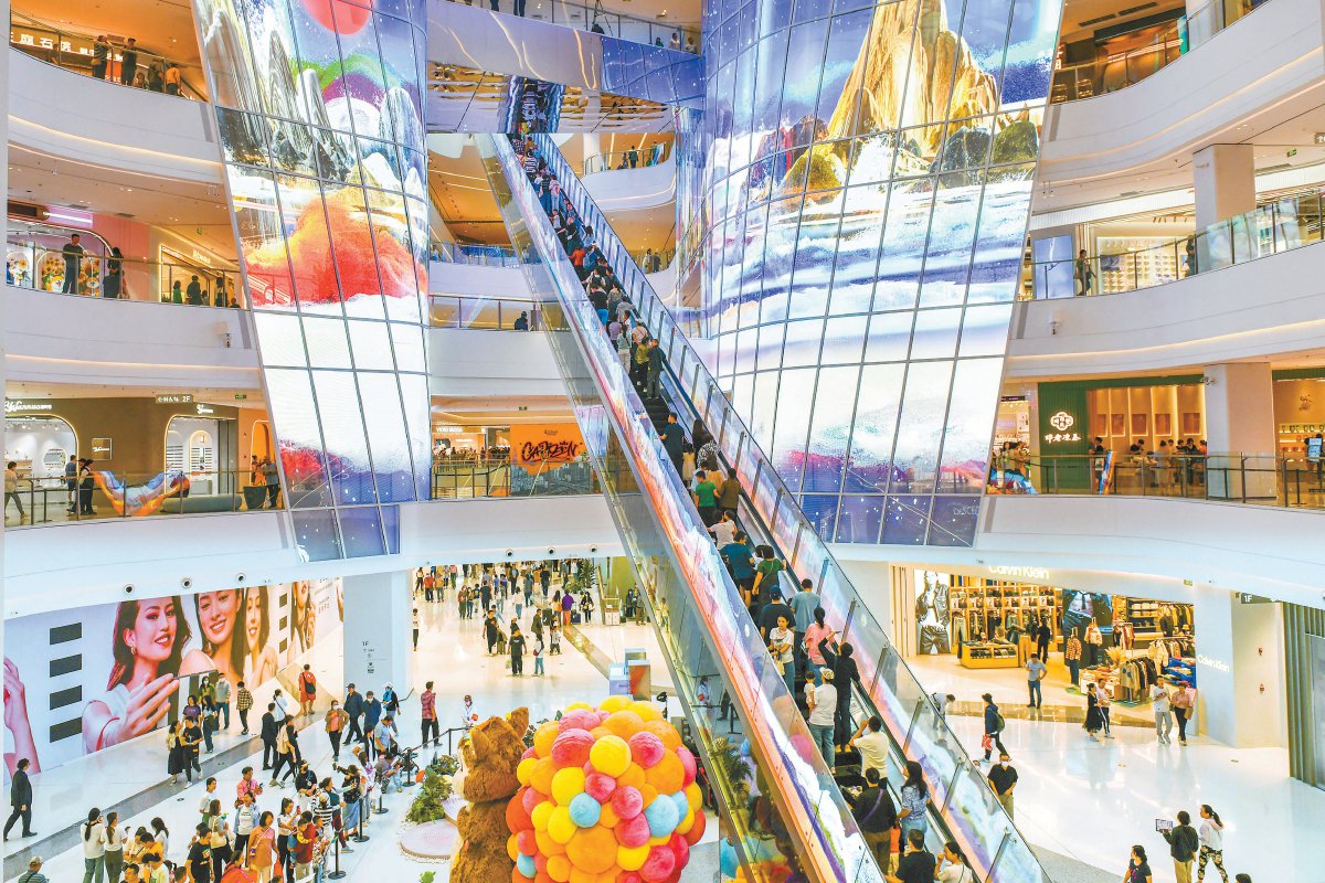 双节假日,刚开业的五棵松万达广场热闹非凡,商场内的超长飞天扶梯