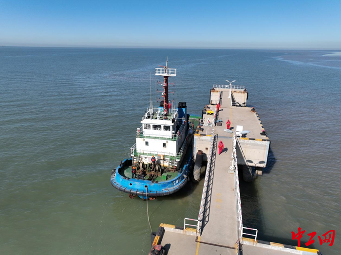 运送上岛员工的交通艇正在离泊. 杨军 摄