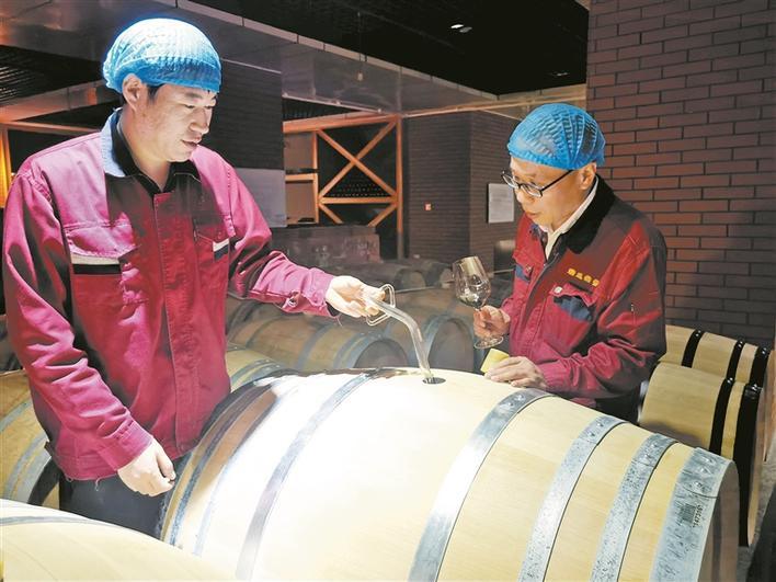 9月18日，新疆唐庭霞露酒庄有限公司总经理王顺利（左）与技术员一起取样。 兵团日报常驻记者 张琳琳 摄