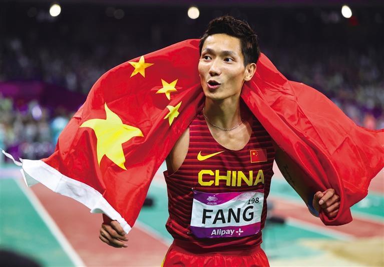 10月3日,方耀庆身披国旗庆祝. 记者 王熙 摄