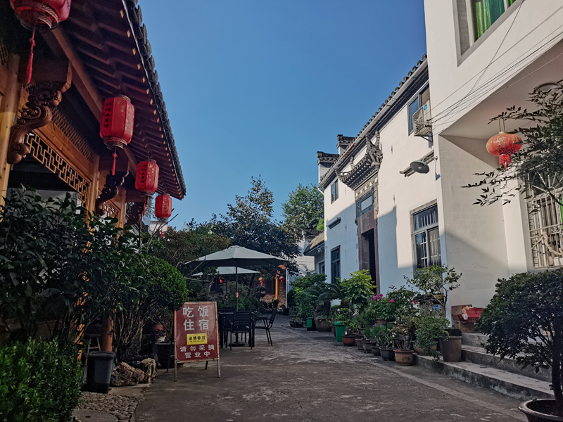 西溪南村内,沿河多家民居被改建成民宿.本报记者余嘉欣 摄