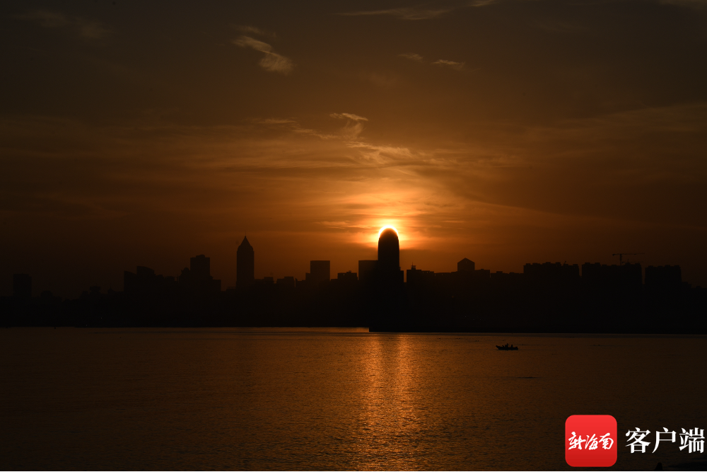 太阳从城市天际线升起.记者 陈卫东 摄