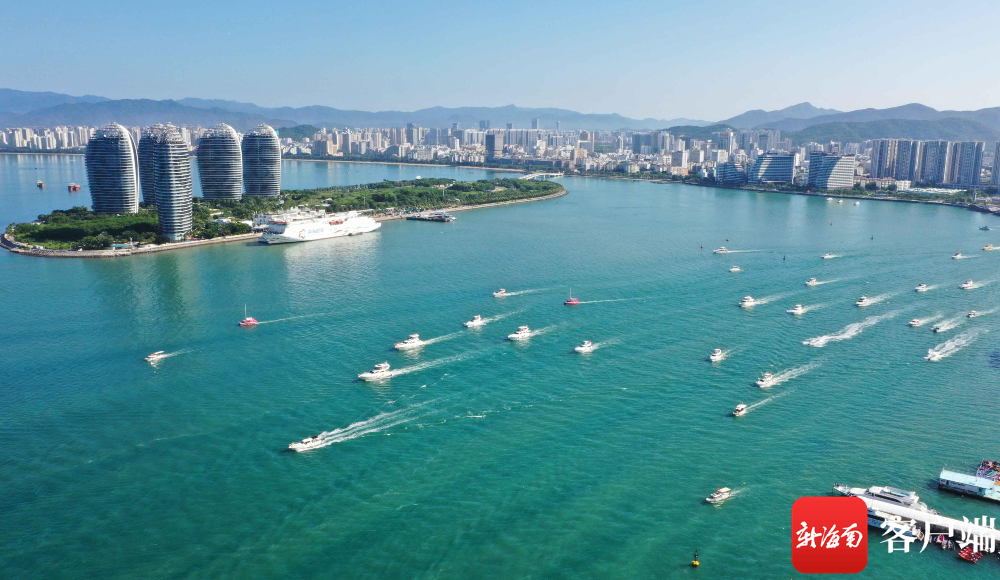 10月1日,游客在三亚乘坐游艇出海.记者 沙晓峰 摄