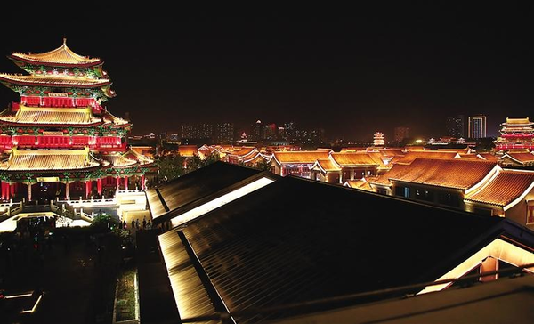 绚丽的灯光照亮了南川老街. 陈雷 殷实 孔超 摄