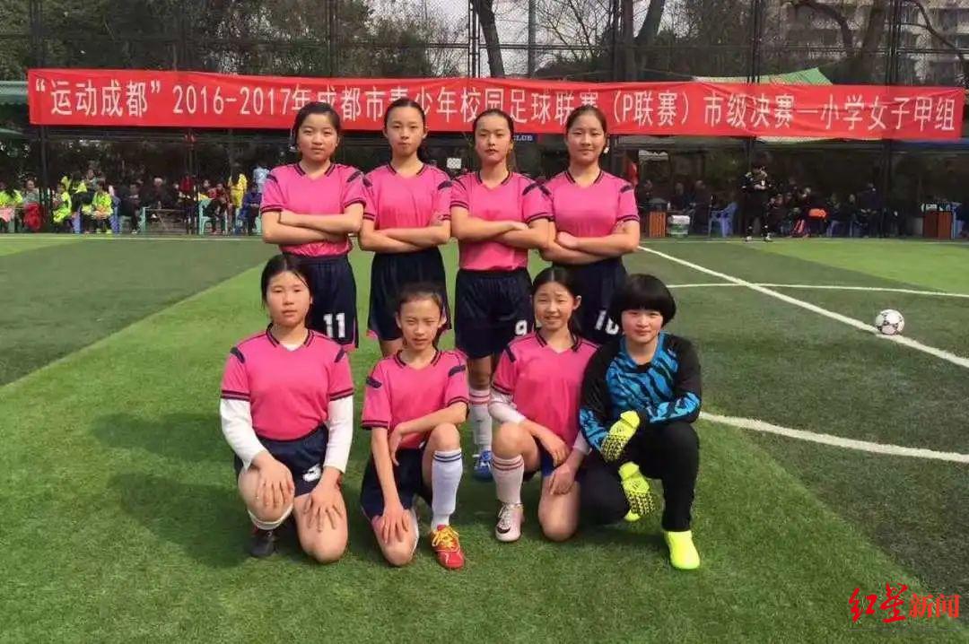▲小学时的朱思怡和同学们参加足球比赛