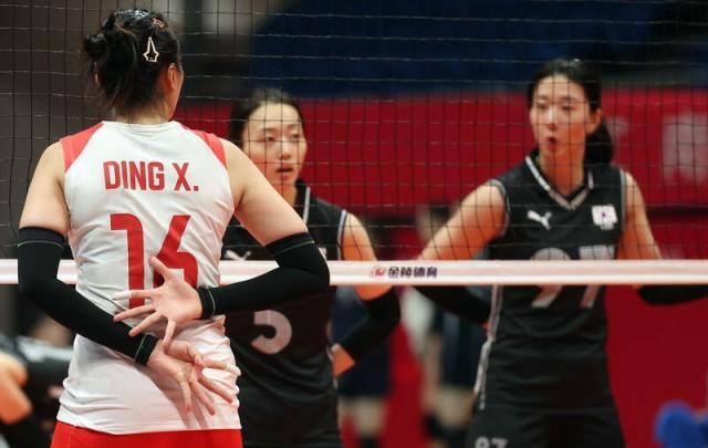 10月4日,在杭州亚运会女排e组排位赛的比赛中,中国队丁霞向队友做手势