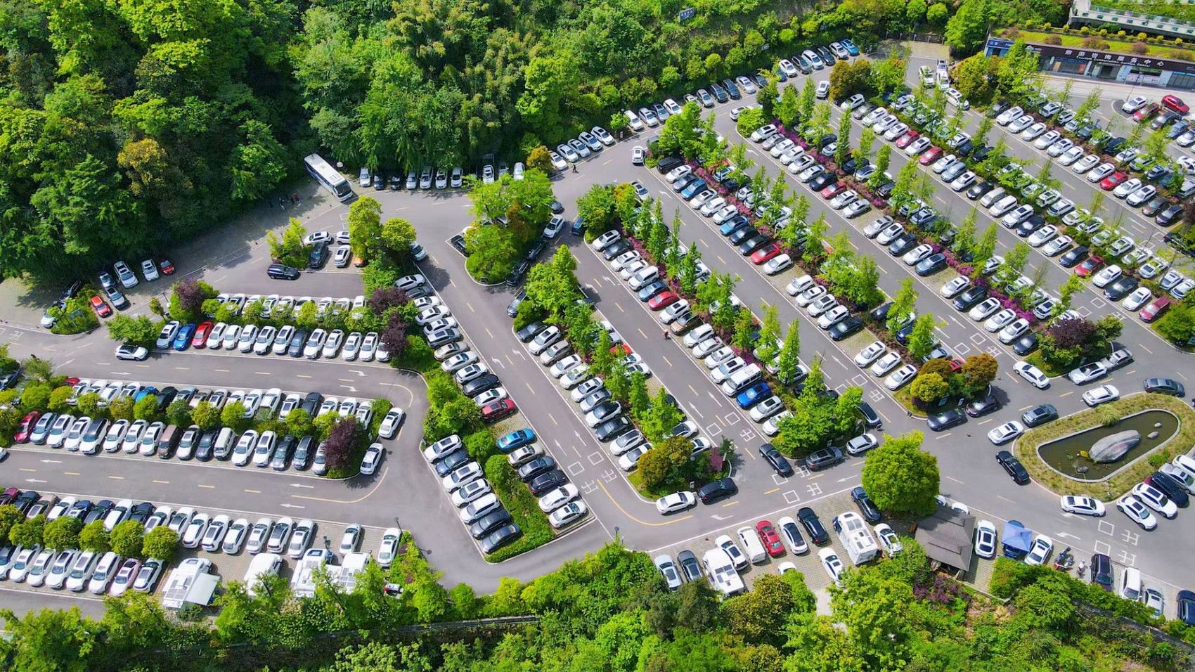 国庆期间雅安碧峰峡景区停车场盛况(图据碧峰峡景区)