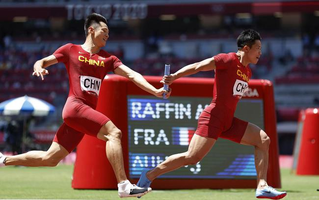 东京奥运会4x100米男子接力赛谢震业与苏炳添接棒瞬间.