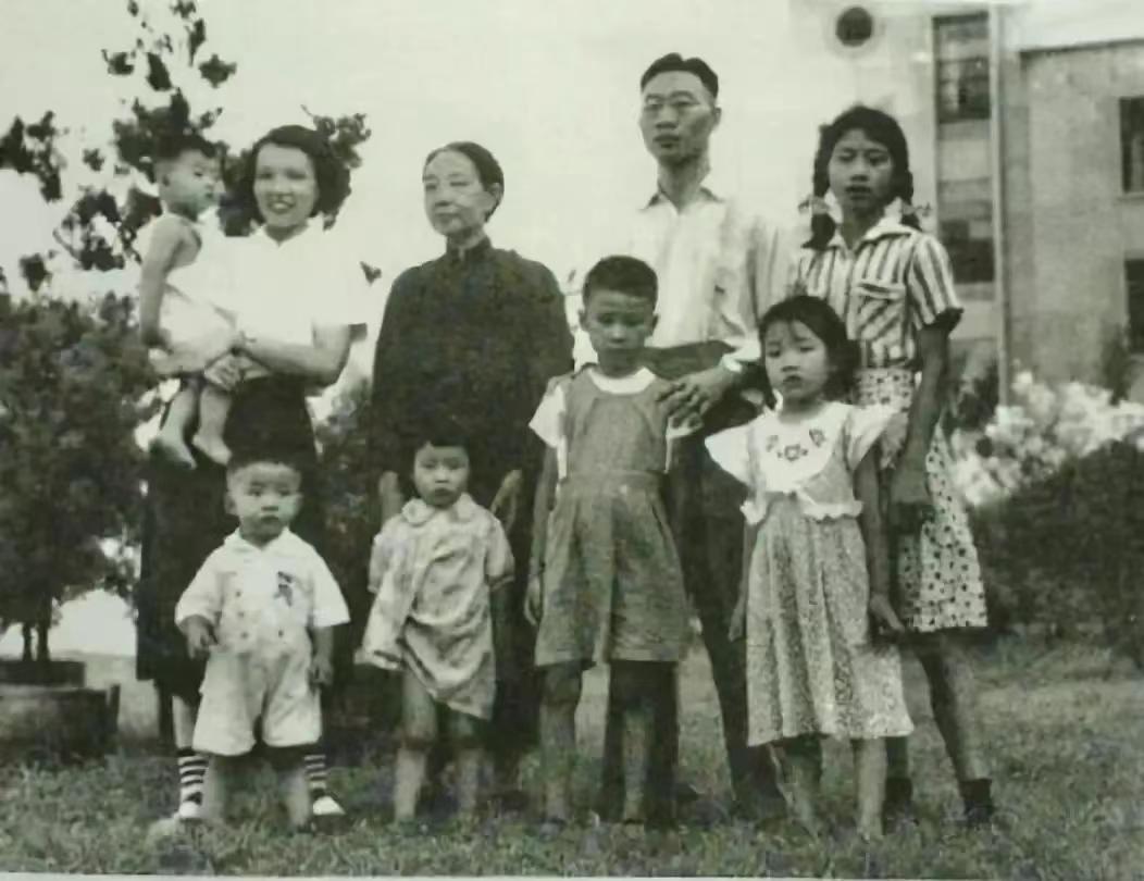 残雪（前排左二）与家人在一起 图据出版社