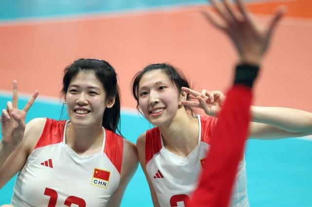 10月4日,在杭州亚运会女排e组排位赛,获得比赛胜利后,中国队12号