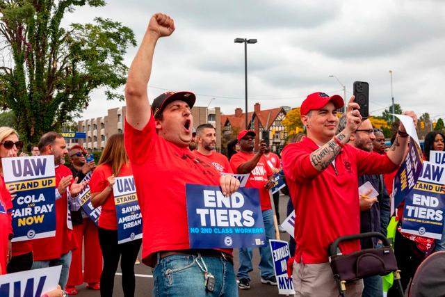當地時間2023年9月29日，美國密西根州底特律，美國汽車工人聯合會工人舉行罷工。 圖/IC Photo