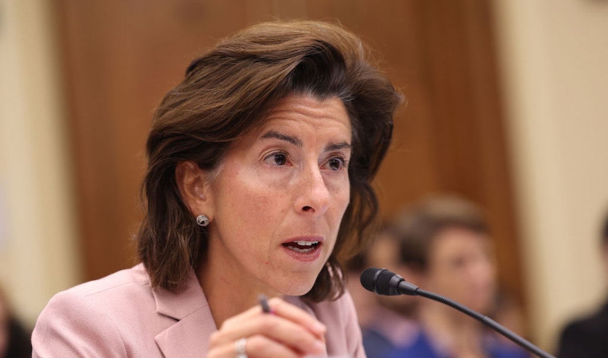 当地时间10月4日,美国商务部长雷蒙多出席参议院听证会 图自美媒