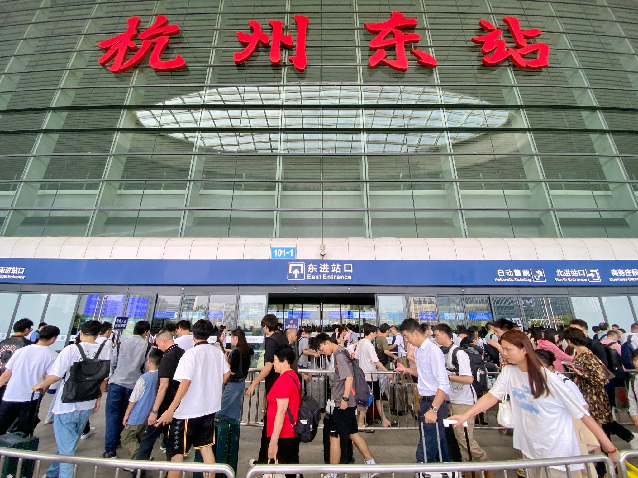 10月5日,澎湃新闻记者从中国铁路上海局集团有限公司获悉,今日是中秋