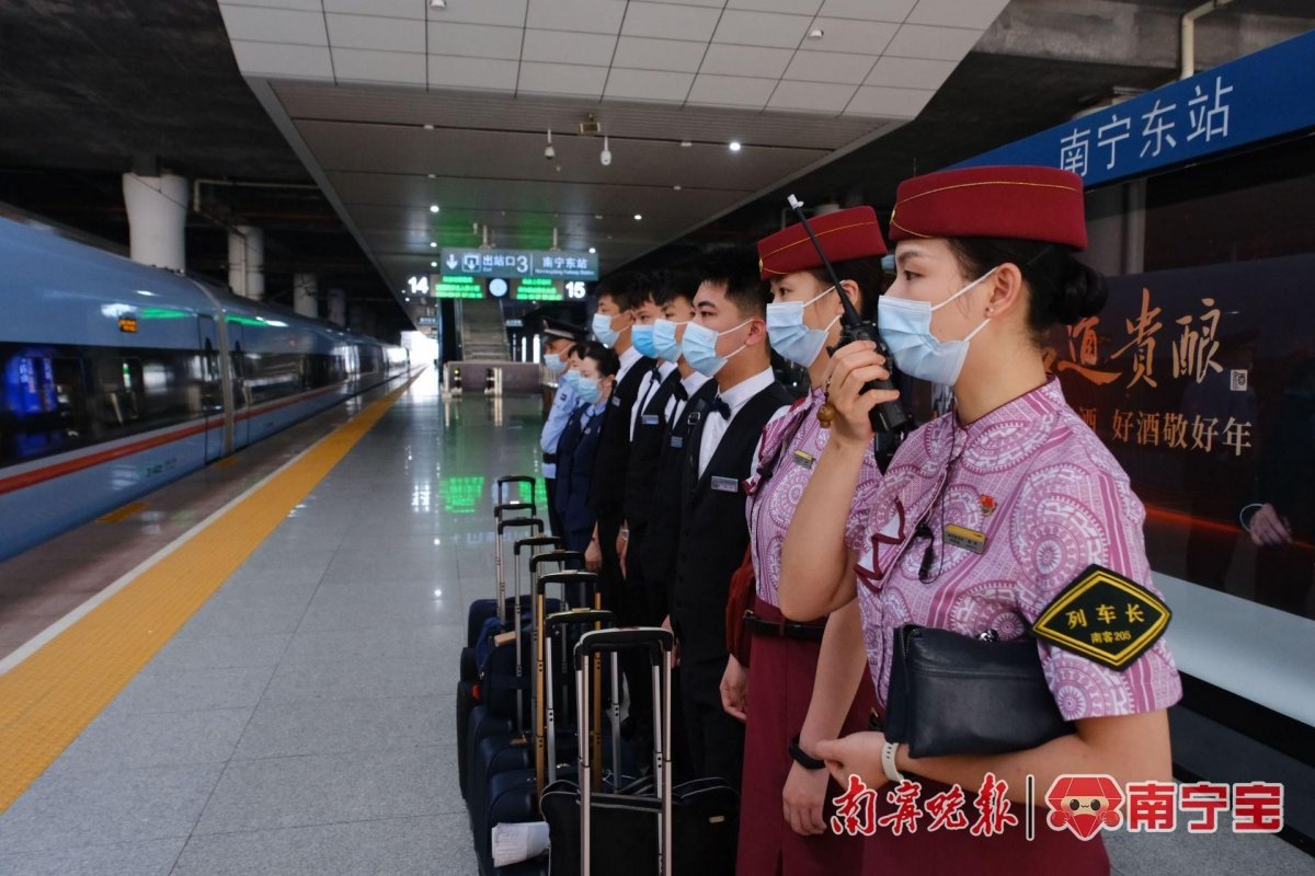 檀燕在南宁东站高铁运营综合楼南宁客运段派班室点名.