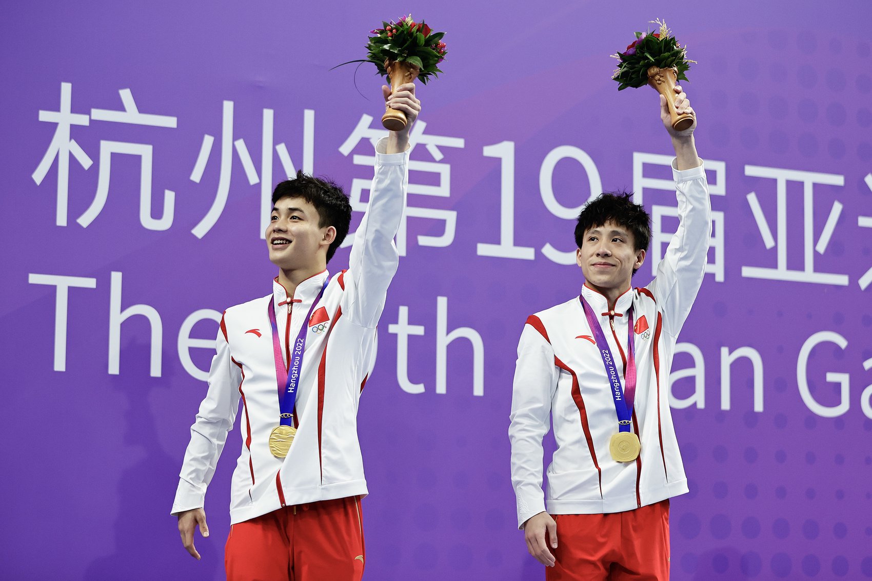 严思宇和何超(右)登上男子双人跳水3米板金牌领奖台.