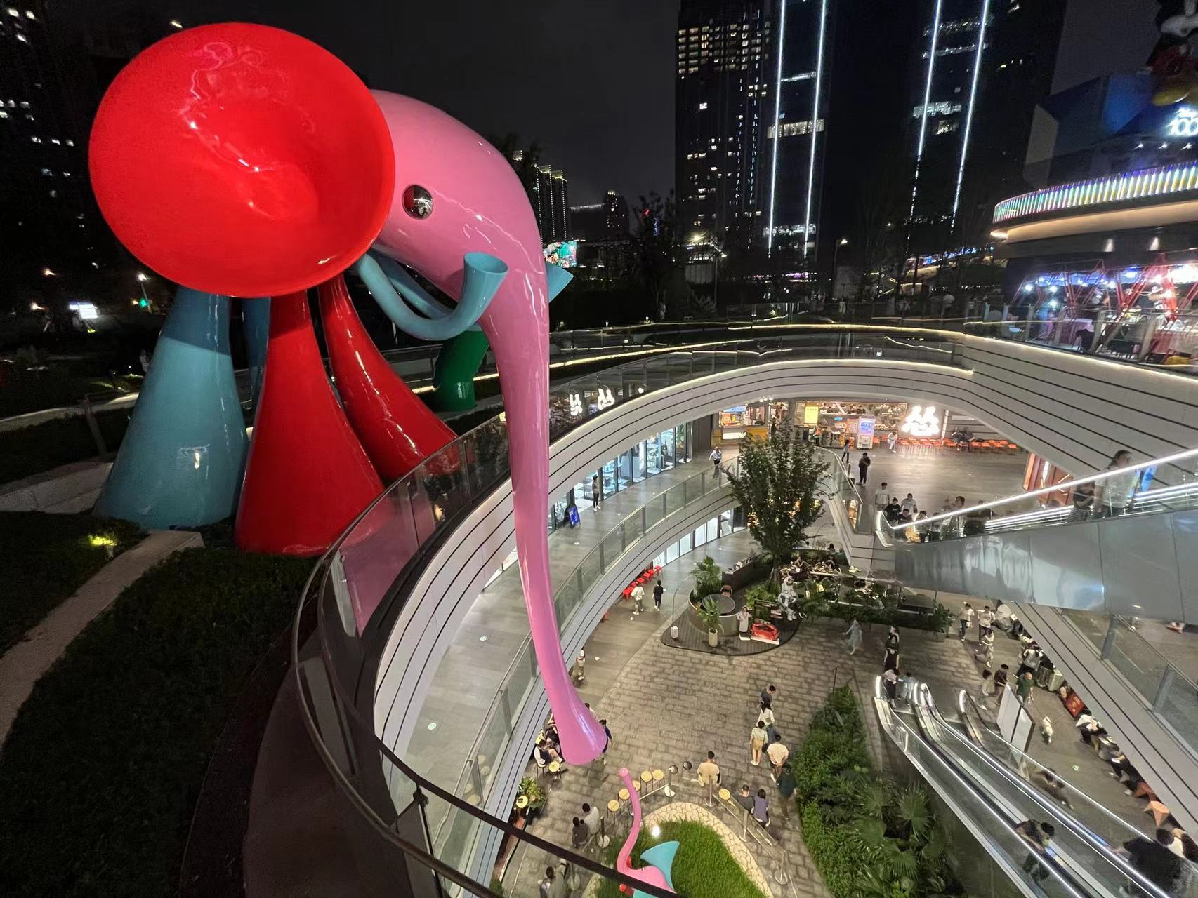 国庆看上海|小长假叠加金秋购物旅游季,这个市中心网红商圈职工坚守