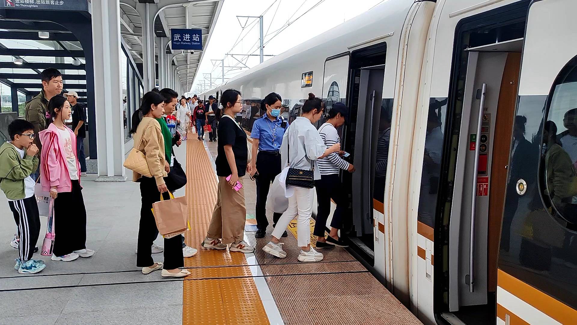 旅客在沪宁沿江高铁武进站站台有序上车.胡佳萌 摄