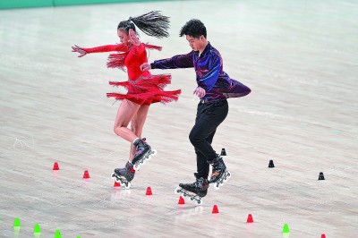 &nbsp;&nbsp;&nbsp;&nbsp;10月4日,混合自由式轮滑男女双人花式绕桩