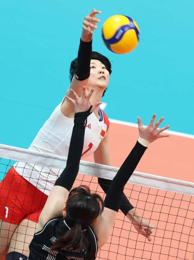 10月4日,在杭州亚运会女排e组排位赛的比赛中,中国队袁心玥网上扣球