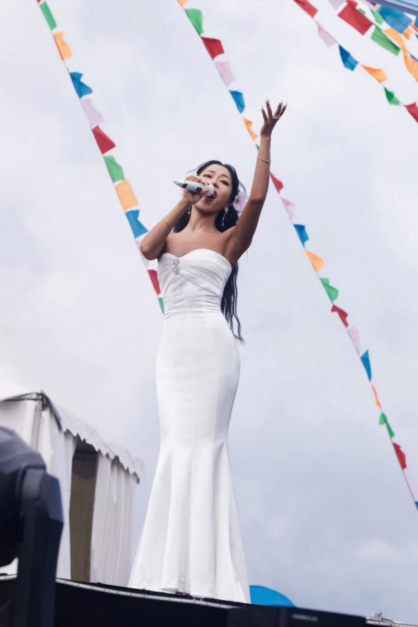 歌手吉克隽逸演唱具有浓郁民族特色的《摩梭》 图片来源:主办方供图