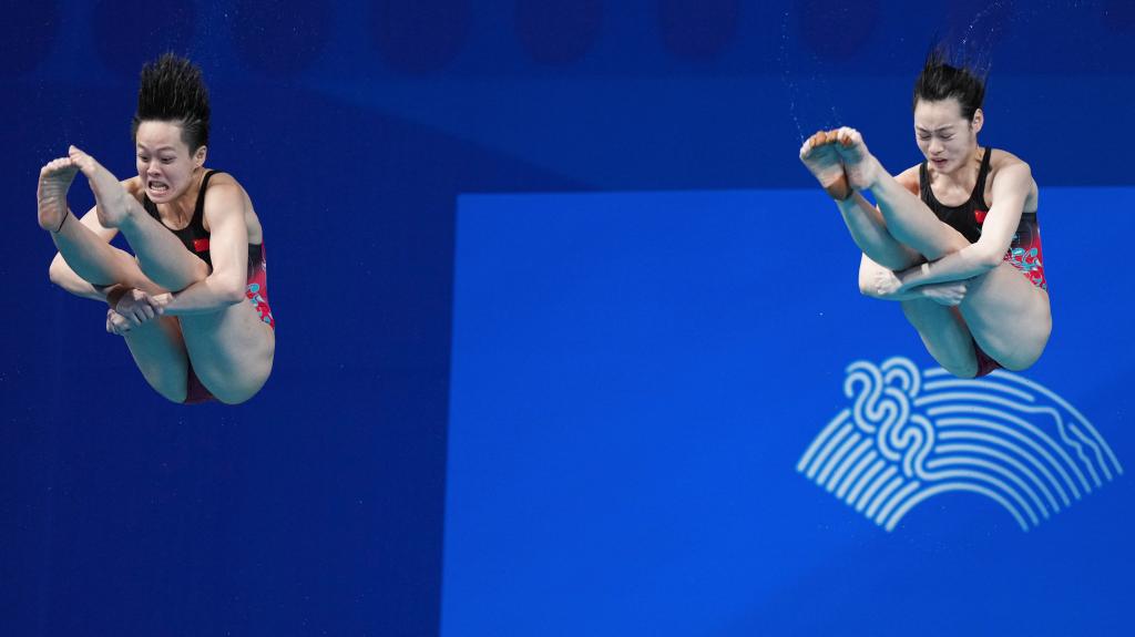 10月1日,在杭州亚运会女子双人3米跳板决赛中,陈艺文(左)/昌雅妮以