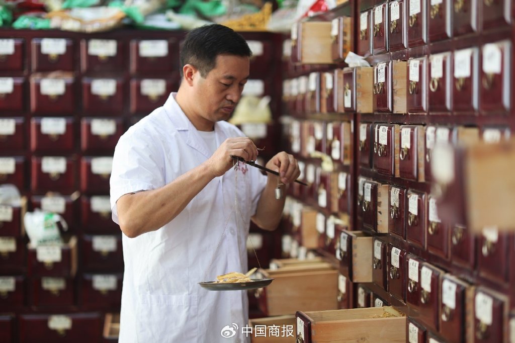 贵州省黔南布依族苗族自治州福泉市中医医院的医师在抓配中药.