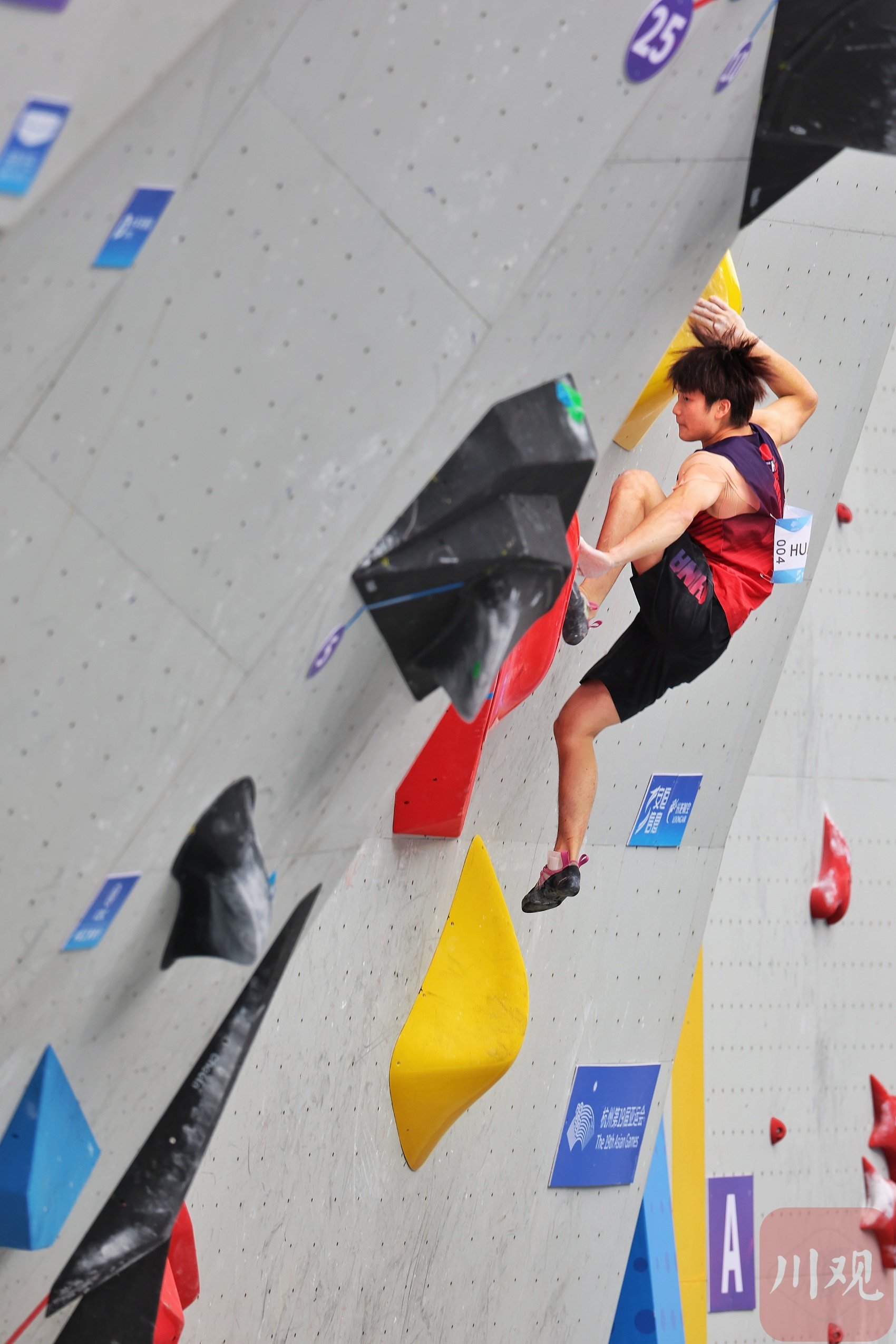 c视频|中国选手晋级亚运会男子攀岩难度,攀石决赛|攀