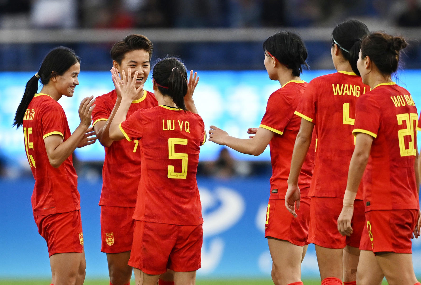 中国女足赛后庆祝胜利 图据IC photo