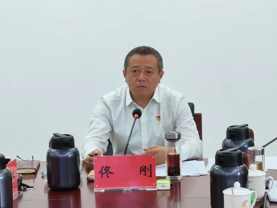 区委常委,区纪委书记,区监委代主任佟刚主持会议.